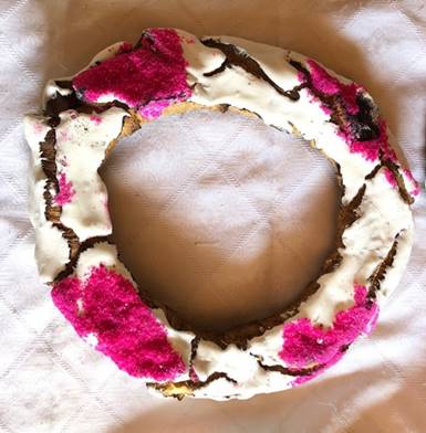 Una tela de color rosa con crema y chocolate

Descripción generada automáticamente con confianza baja